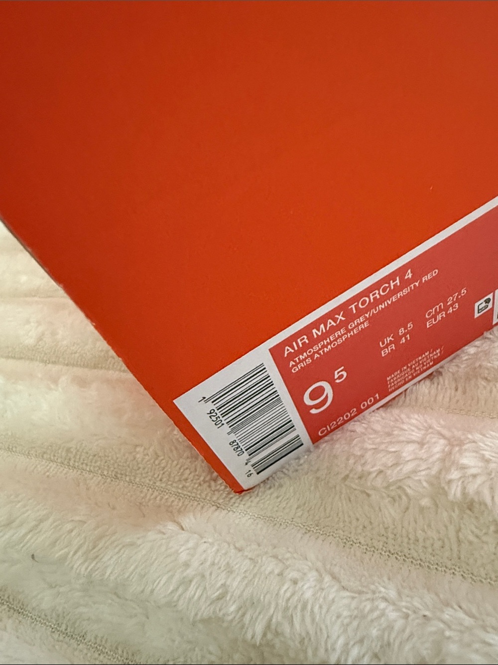 Nike Men’s Gray and Red Athletic Running Shoes - Picture 4 of 4